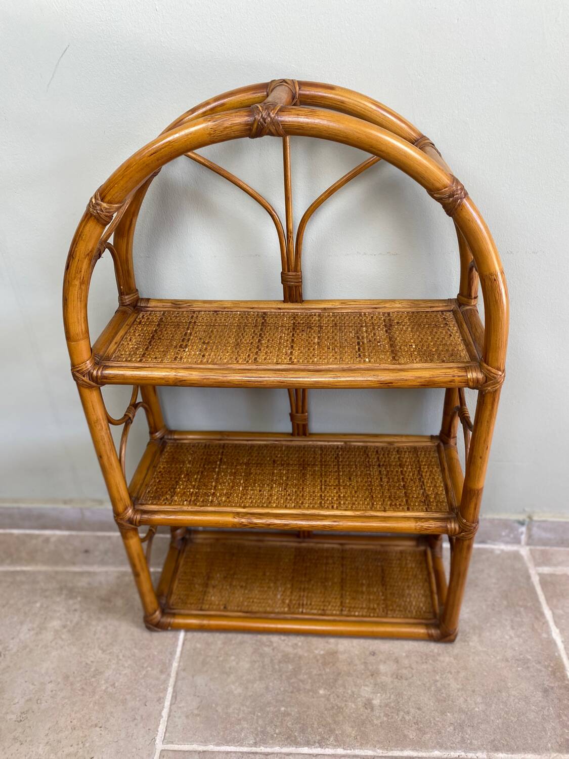 Étagère en rotin vintage