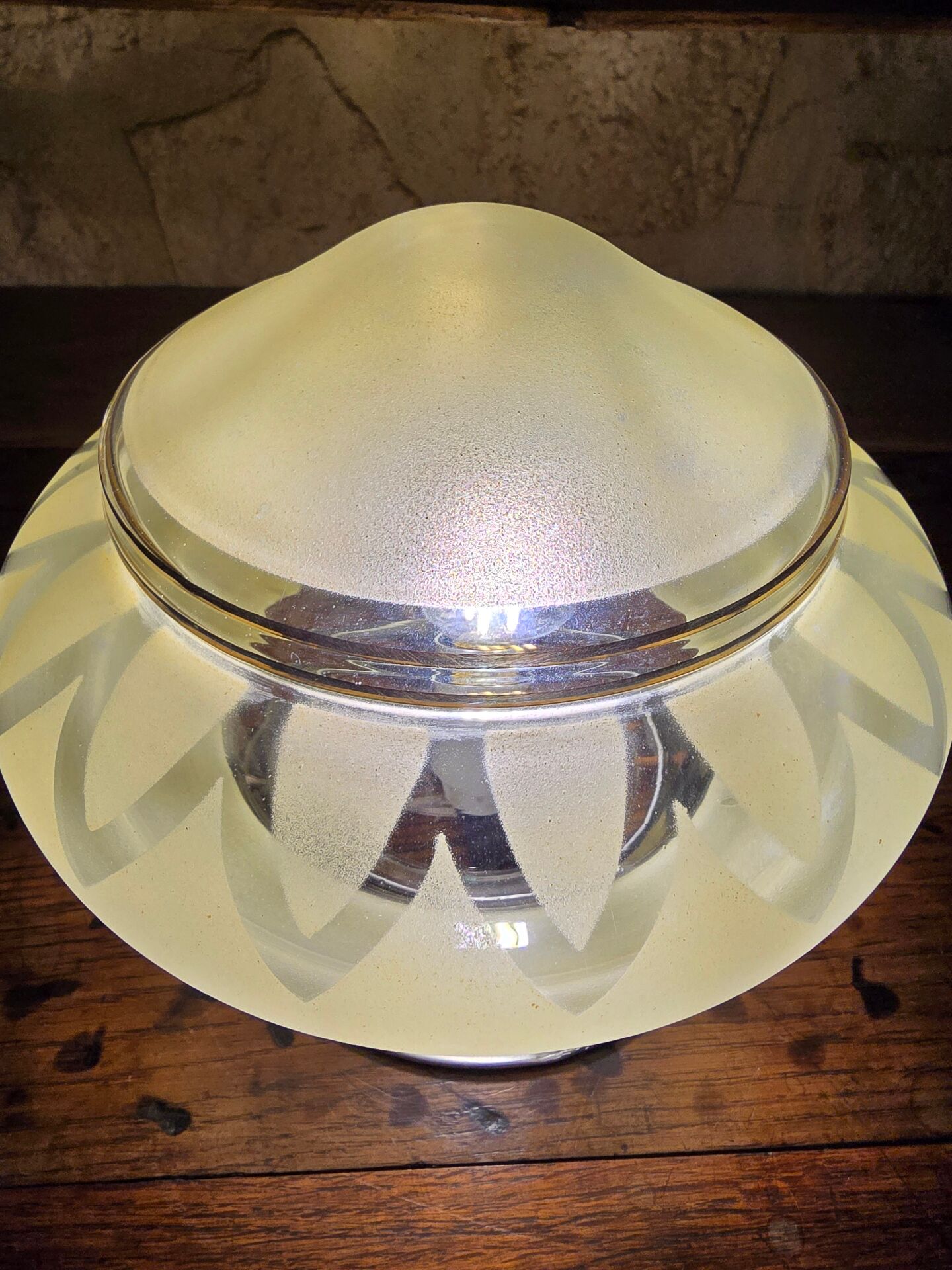 Vintage table lamp Globe saucer in frosted yellow glass with a trim.
