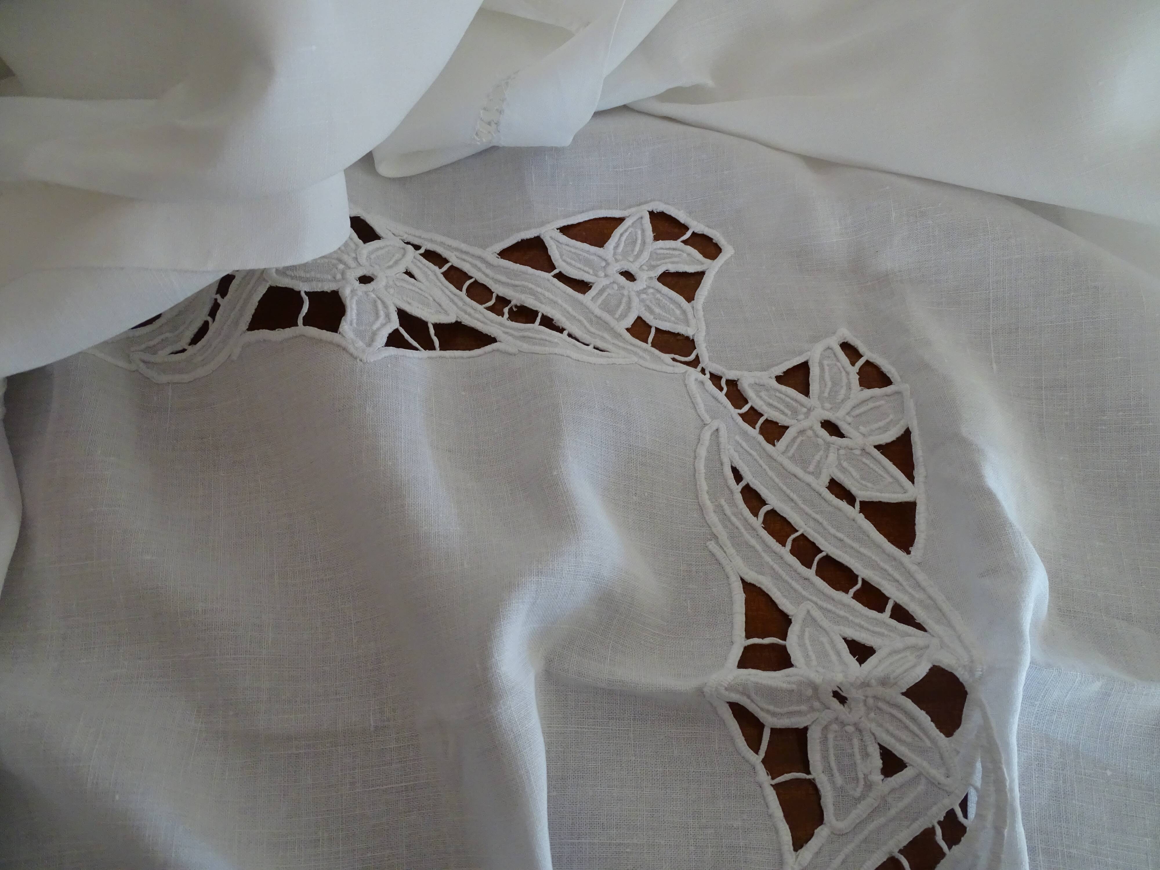 Openwork tablecloth 260 x 155 embroidery flowers old