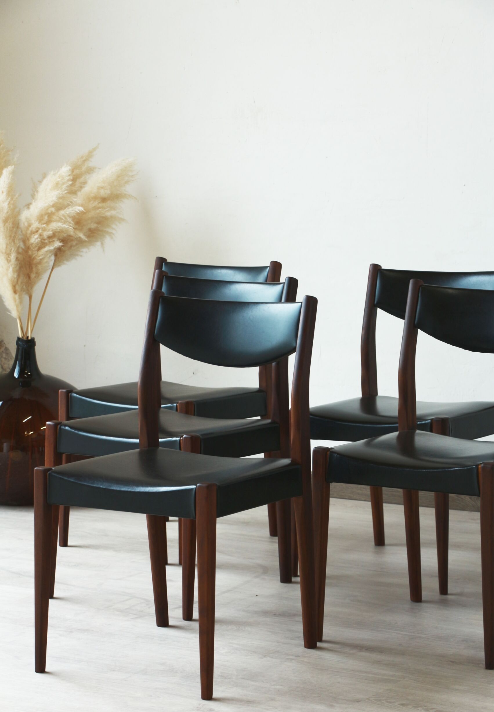 Series of 6 chairs in skai and teak