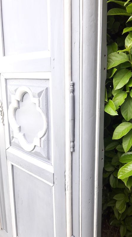 Lyon's 18th-18th-painted walnut façade rechampi