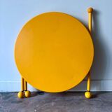 Table basse, desserte tripode en métal jaune par Tord Bjorklund pour Ikea, vers 1980