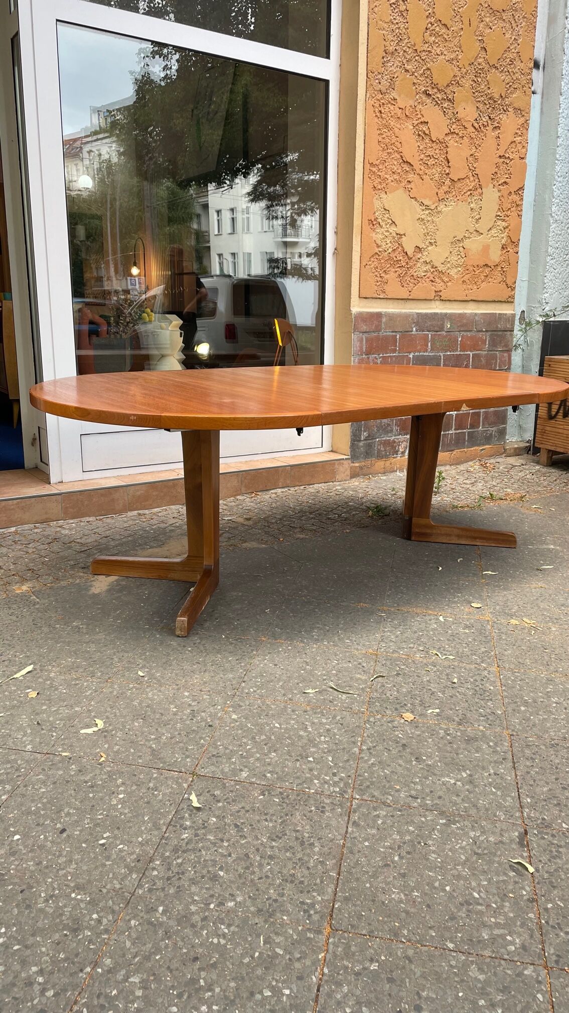 Extendable round table in teak from the 60s with two extensions
