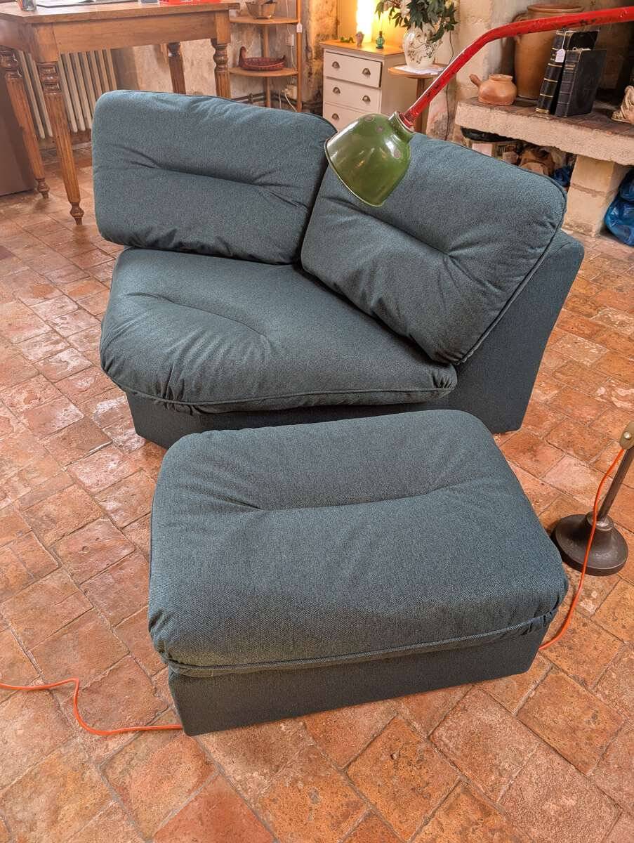 Chauffeuse angle vintage et son pouf