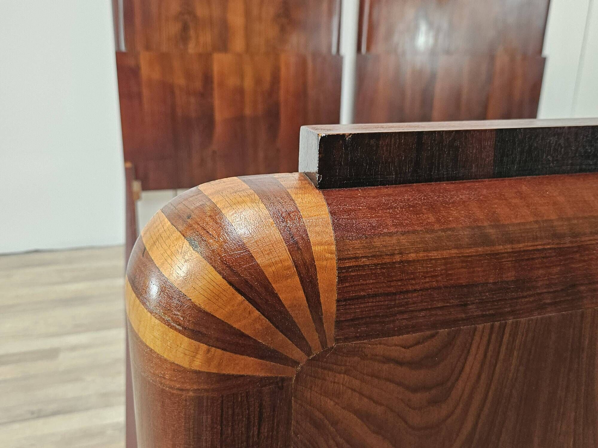 Pair of Art Decò single beds in mahogany and pink maple, 1940