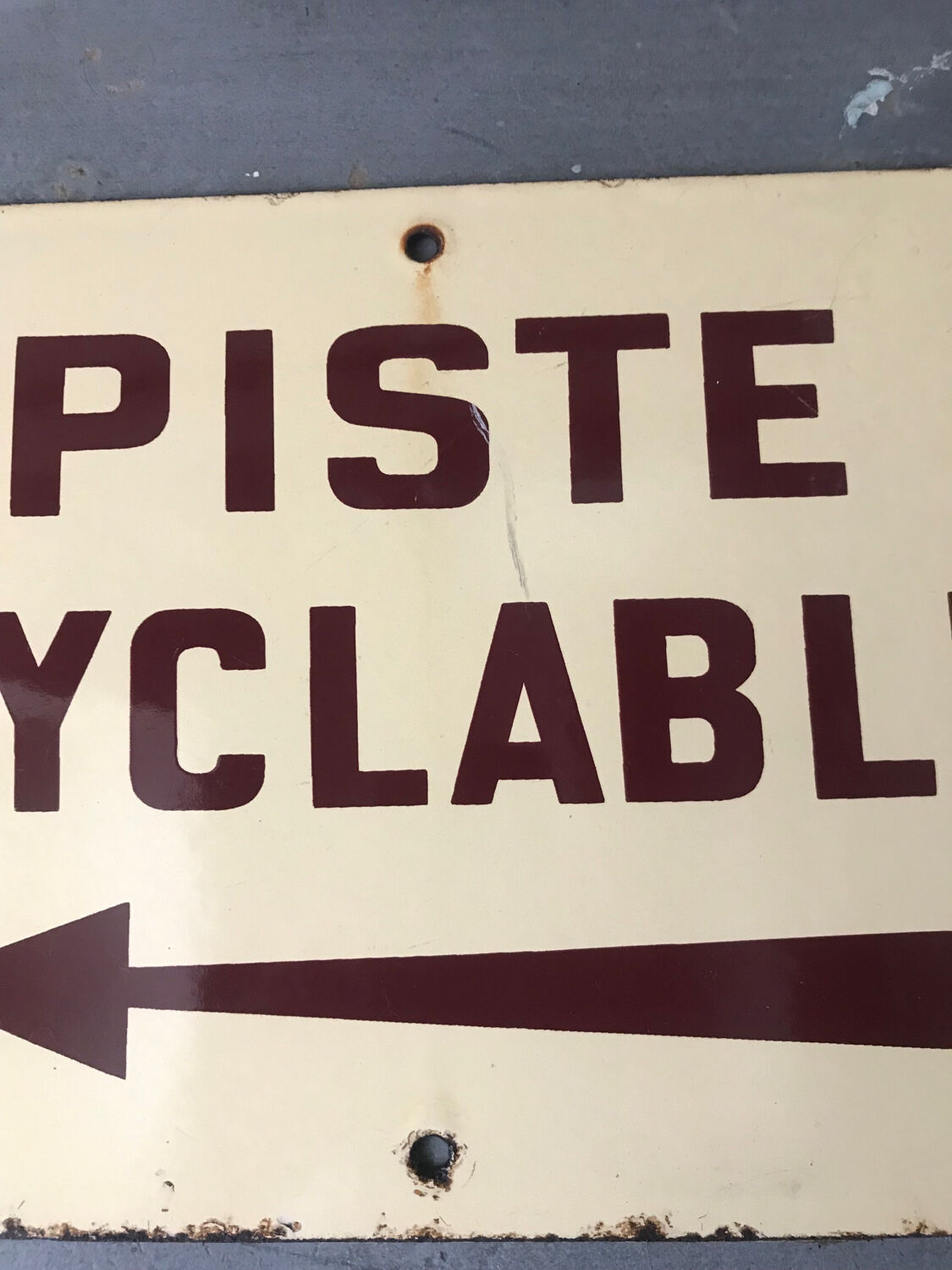 Enamelled plaque bike path