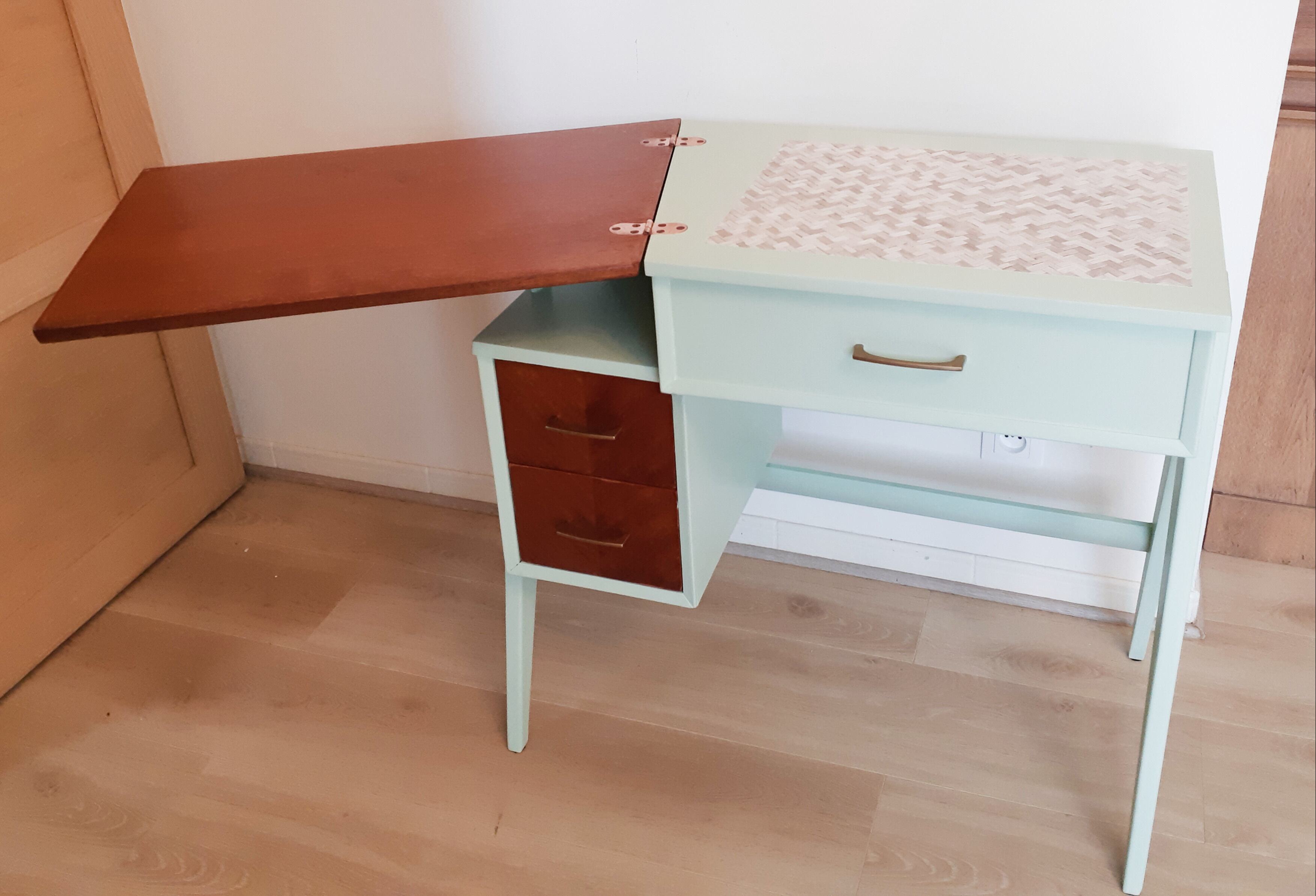 Bureau en bois vintage années 50 vert d'eau pieds compas