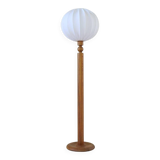 Modern sculptural Scandinavian floor lamp in pine by Uno Kristiansson, Sweden, 1970s.