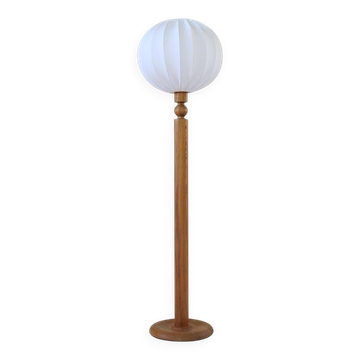 Modern sculptural Scandinavian floor lamp in pine by Uno Kristiansson, Sweden, 1970s.