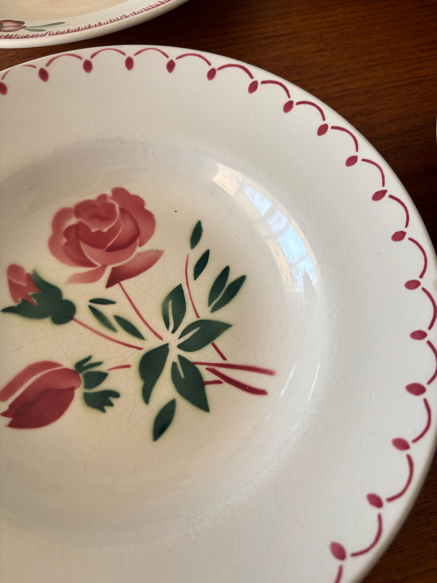 Lot de 4 assiettes creuses dépareillées en faïence ancienne • Décor fl
