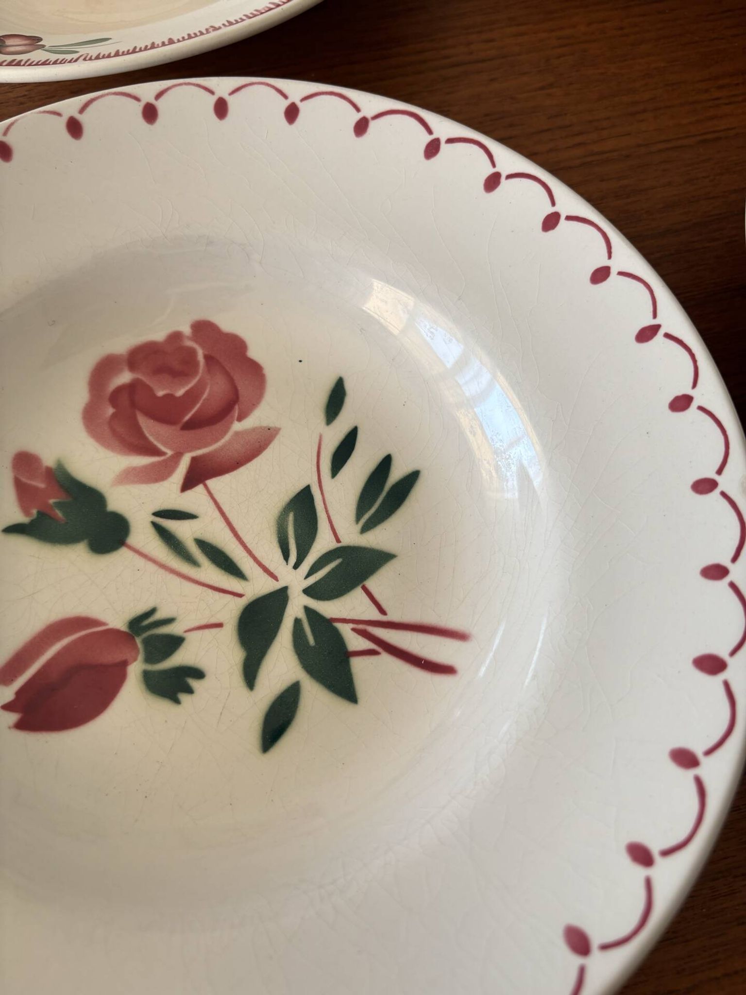 Lot de 4 assiettes creuses dépareillées en faïence ancienne • Décor fl