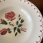 Lot de 4 assiettes creuses dépareillées en faïence ancienne • Décor fl