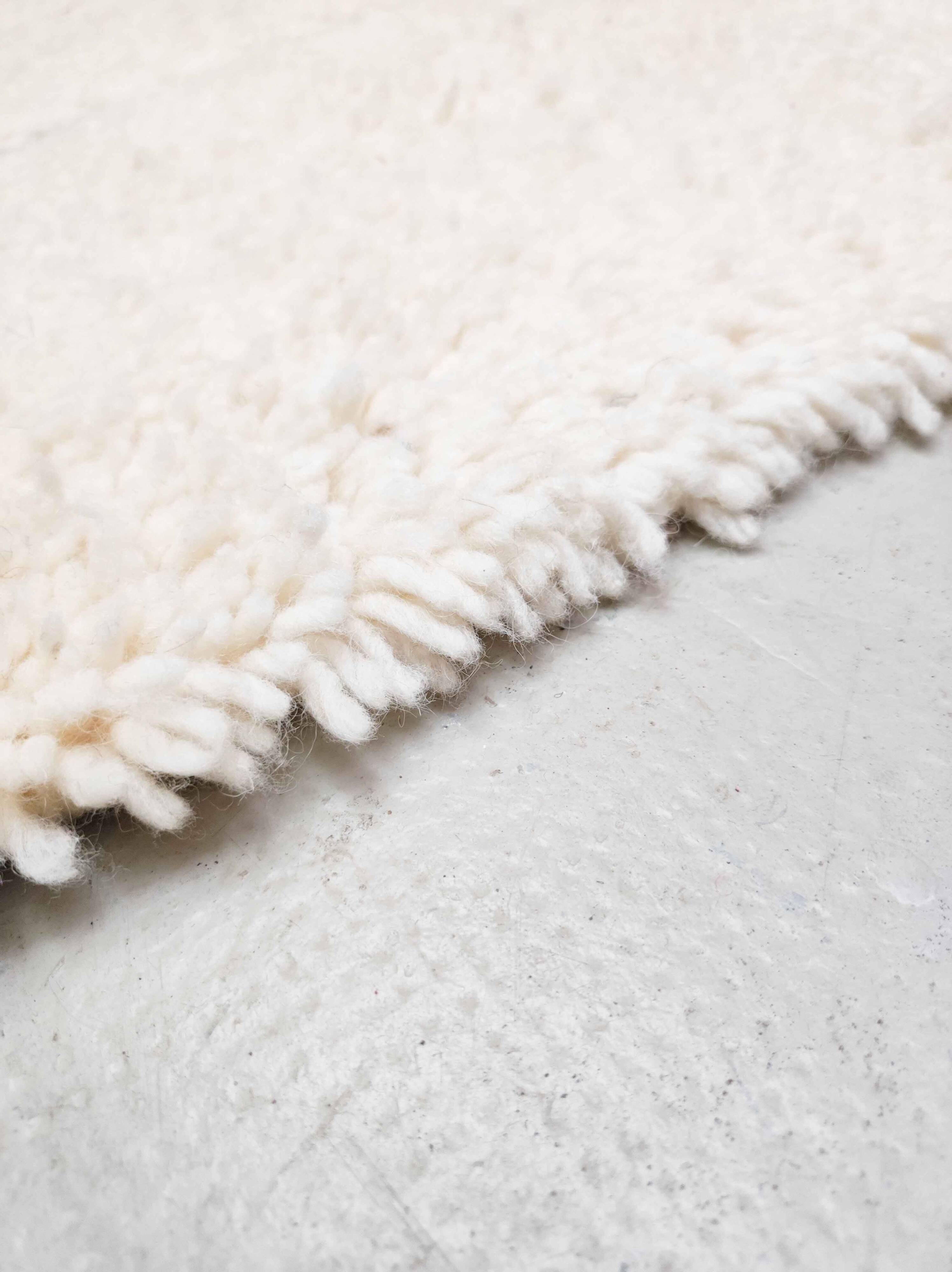 Beni Ouarain Moroccan Berber rug with engraved black diamonds 2.42x1.67m