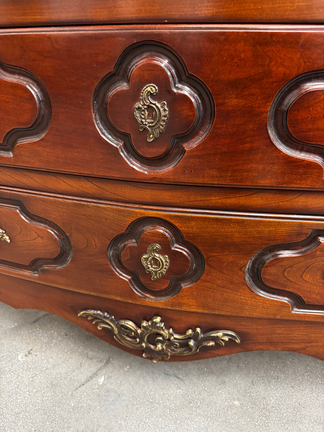 Curved Lyonnaise commode from the Louis XV period in solid walnut, late 1750s.