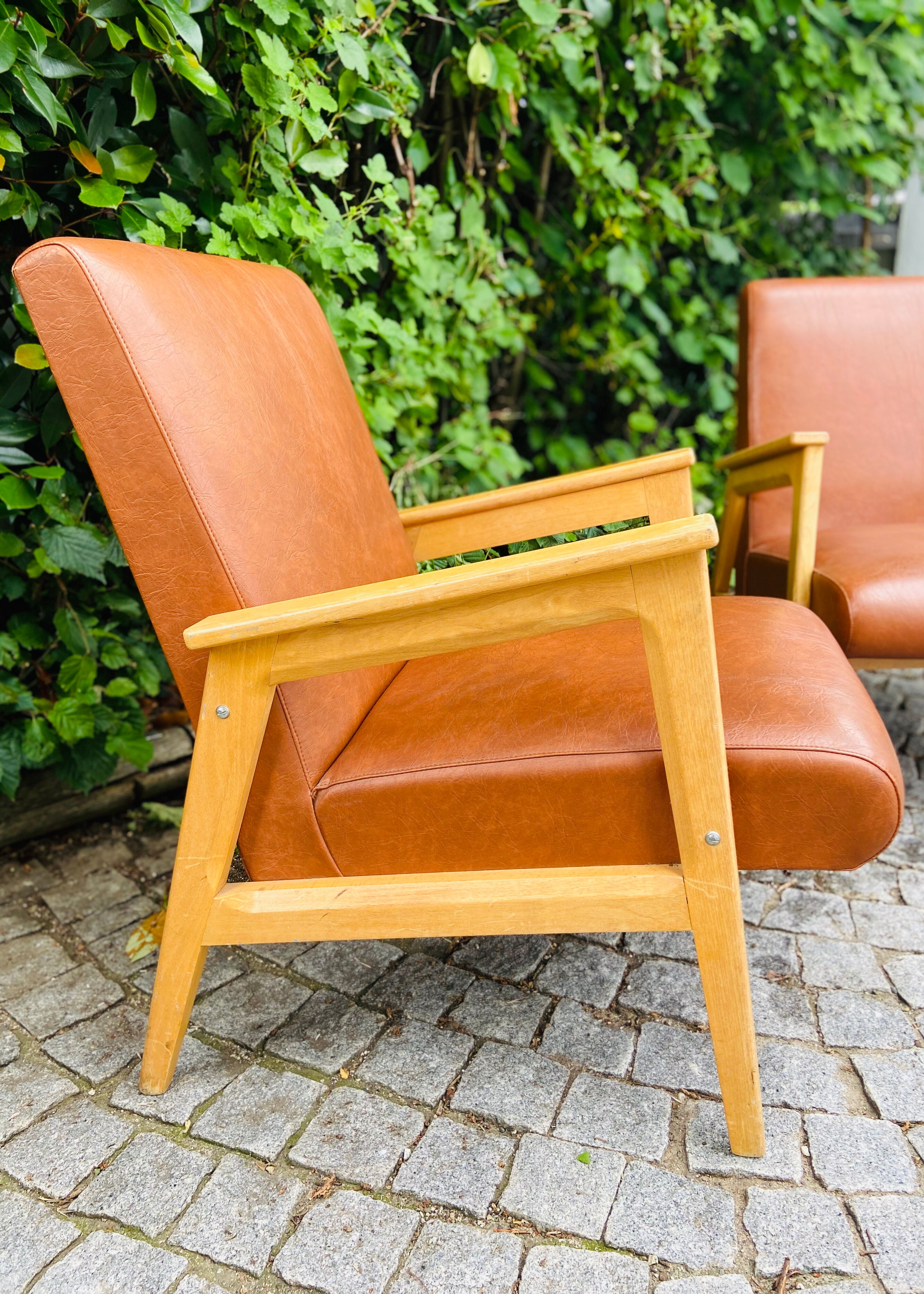 Paire de fauteuils des années 50 en skaï marron