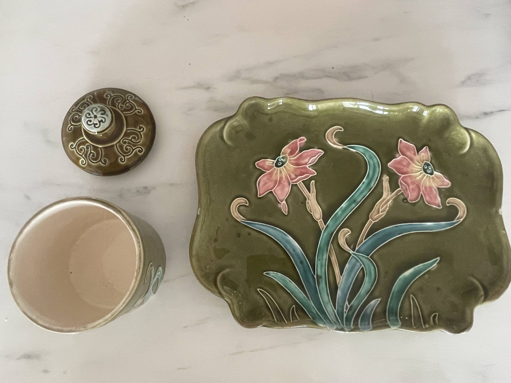 Bonbonnière and ceramic tray g. De Bruyn