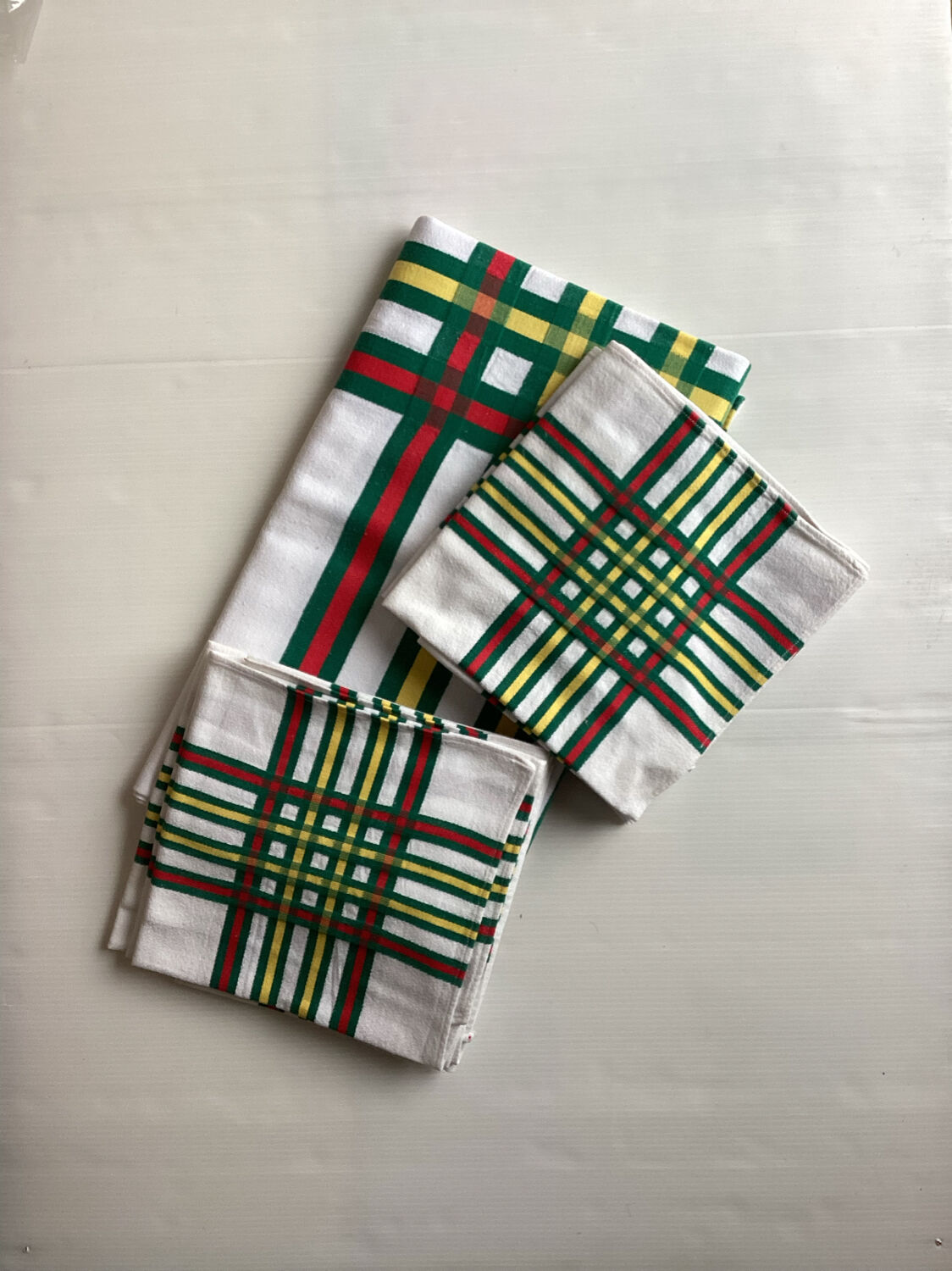 Tablecloth and 6 towels - vintage