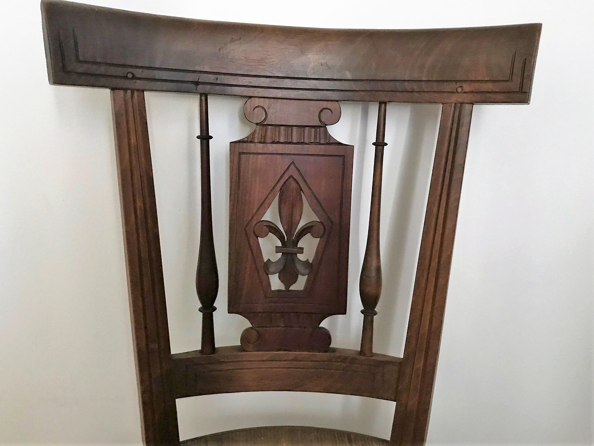 Former Directory-style chair with fleur de lily seating mulch 19th