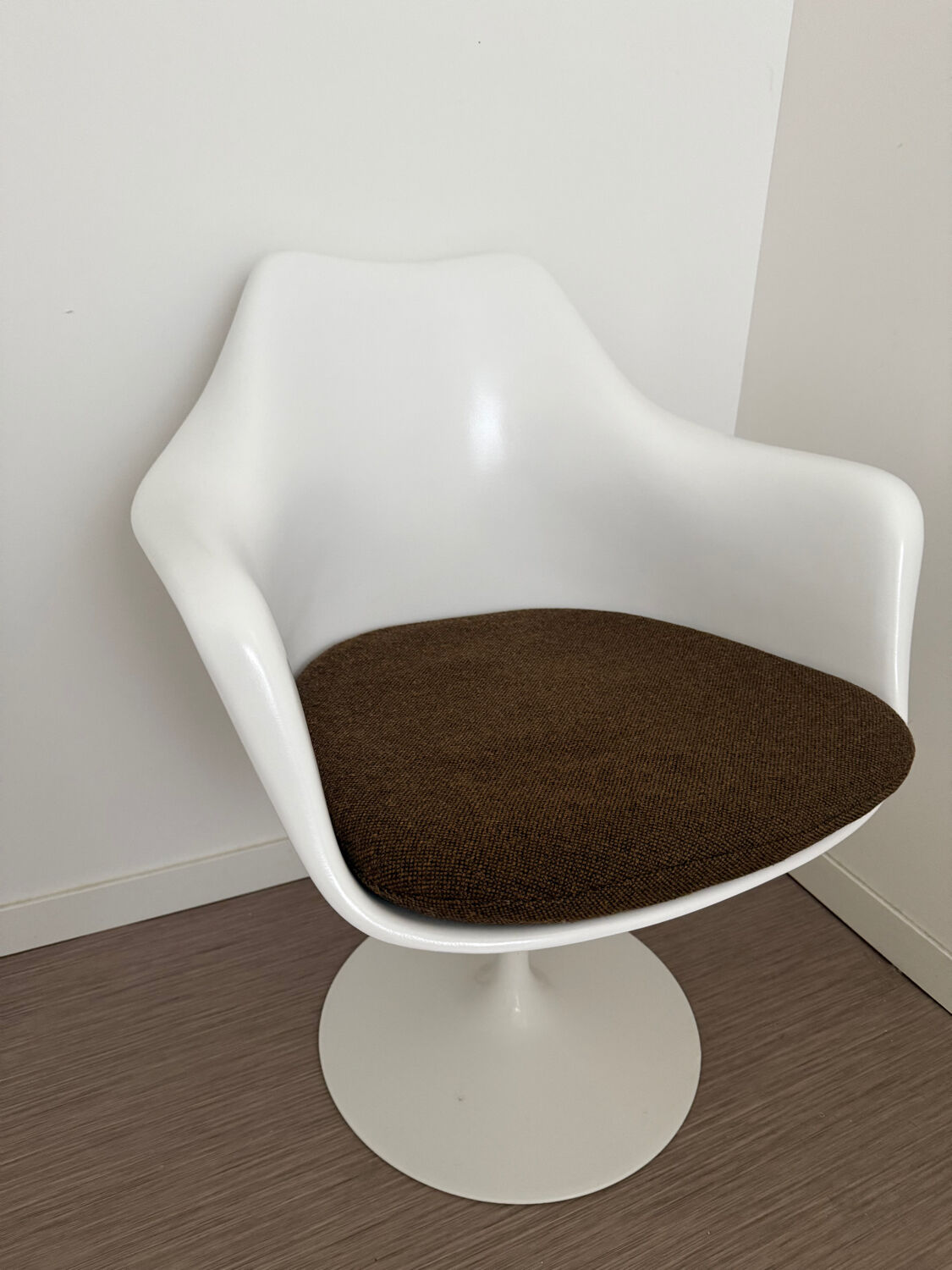 Knol armchair