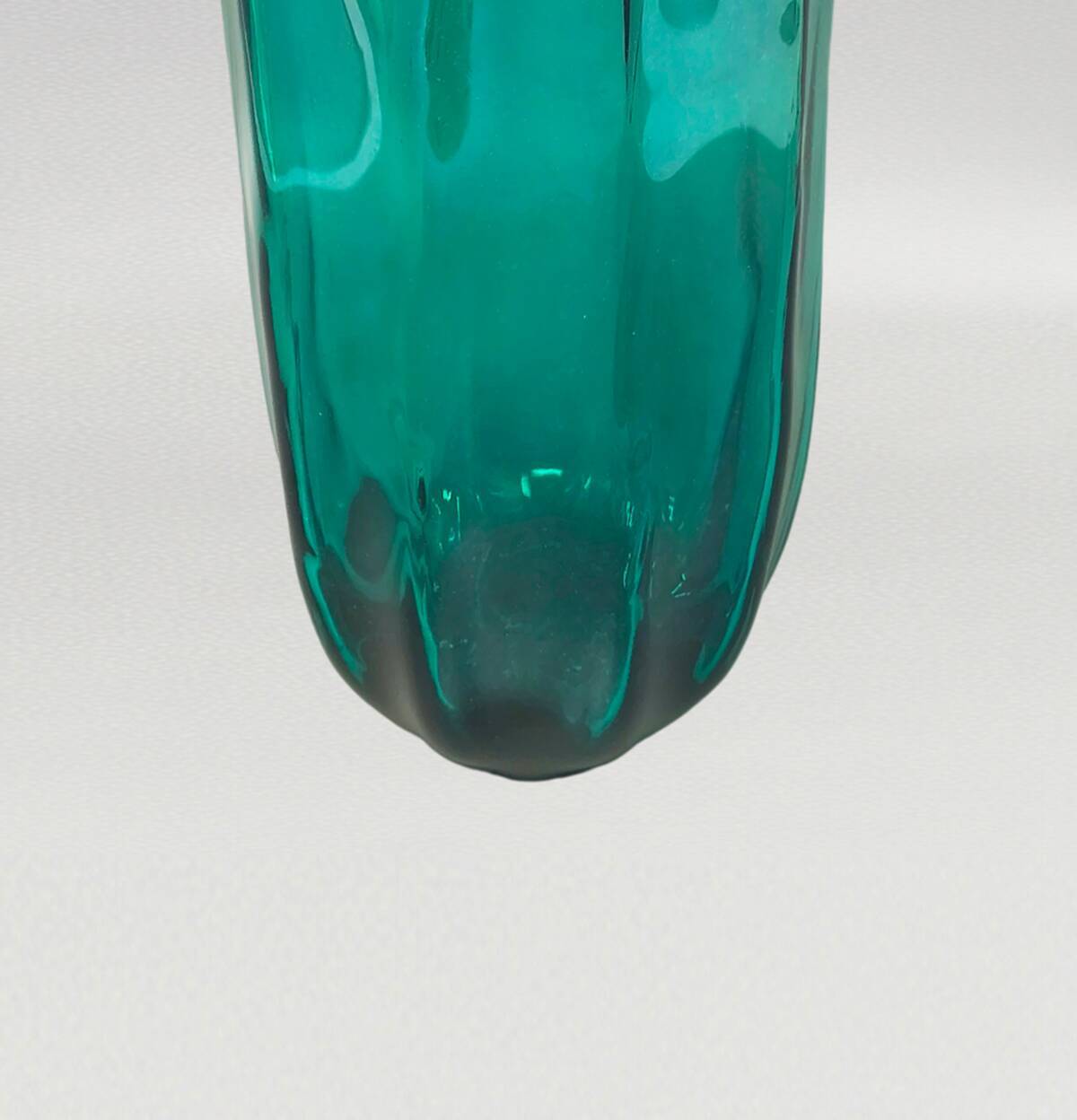 1970s Astonishing Emerald Green "Fazzoletto" Vase by Michielotto in Murano Glass. Made in Italy