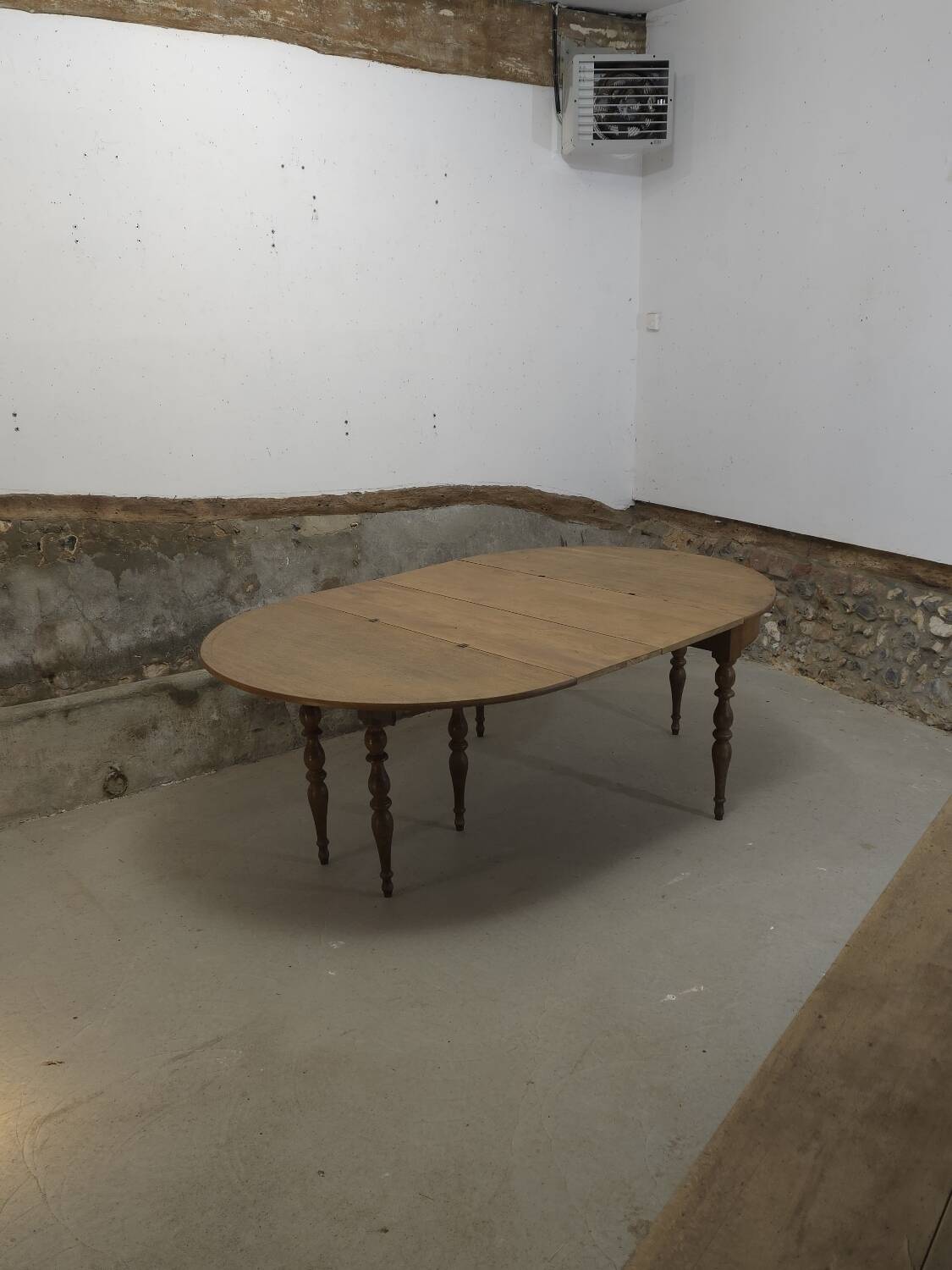 Extendable half-moon round oak table for 2 to 8 people