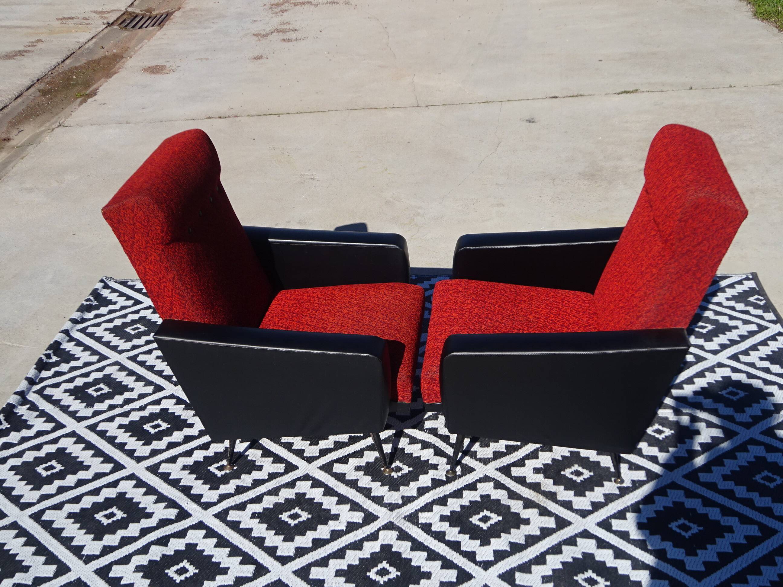 Fauteuils vintage rouge et noir, les 2