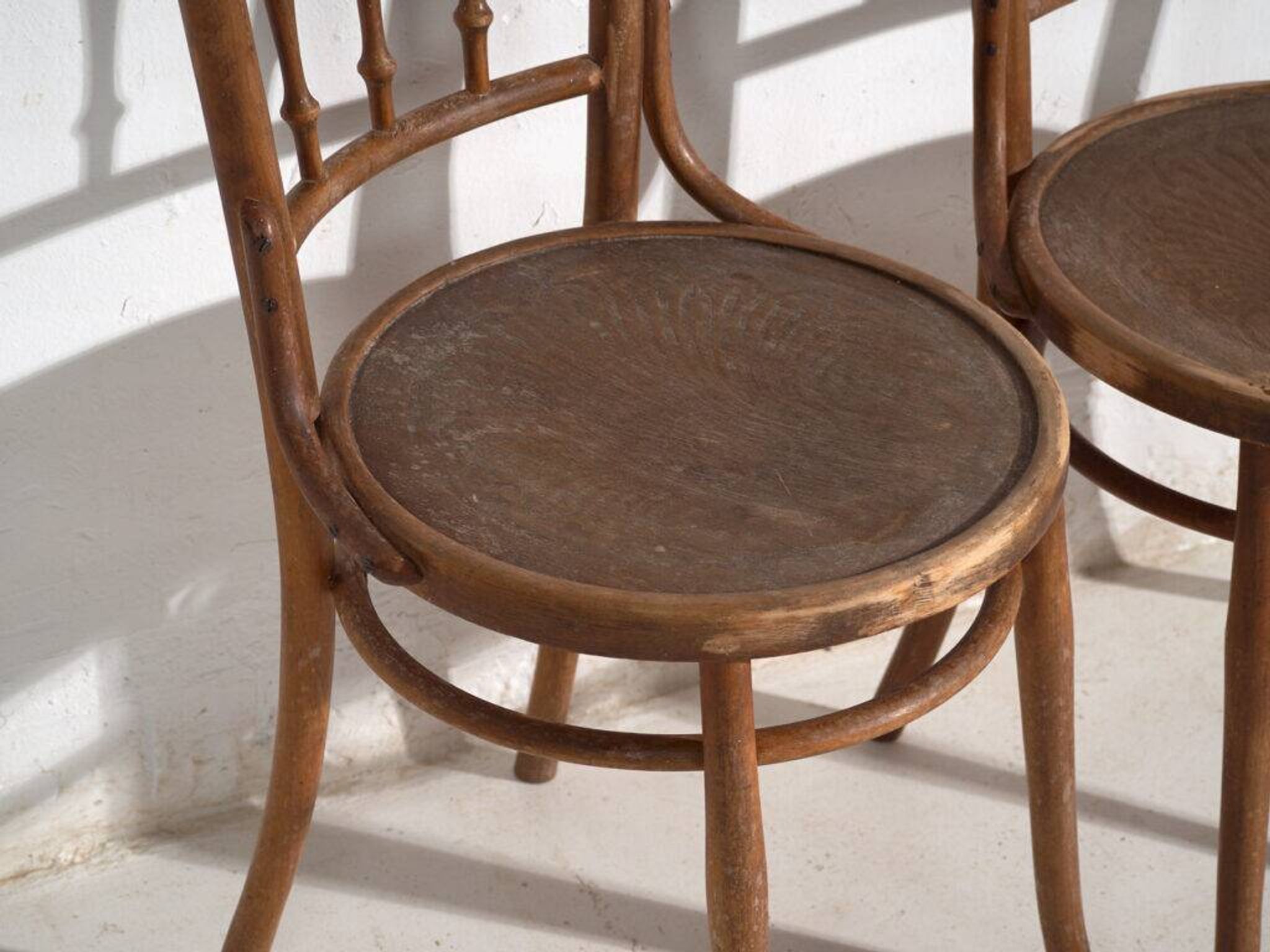 Pair of Thonet-style chairs in bent wood with turned spindles – Central Europe, circa 1920