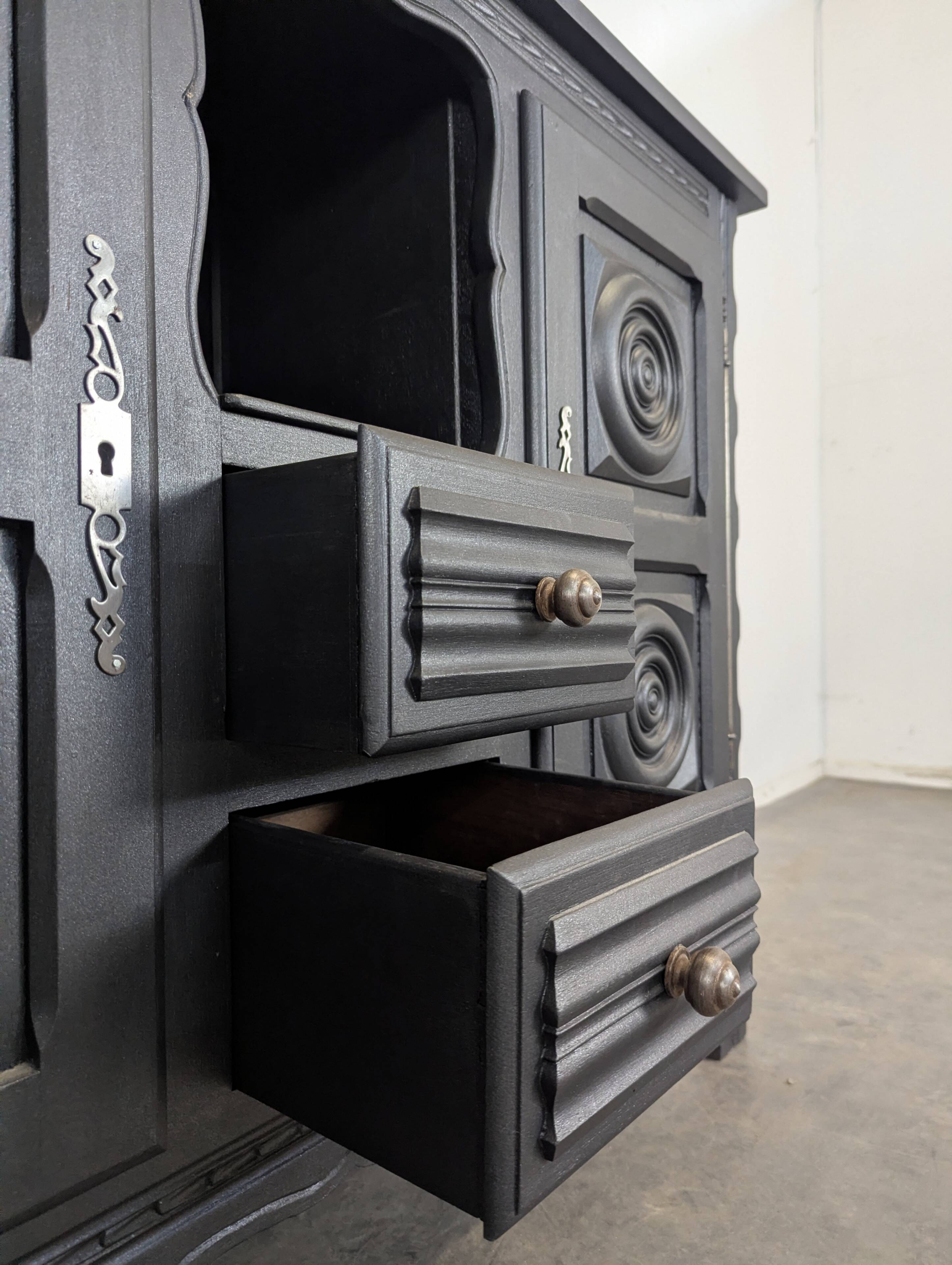 Buffet dans le style de Dudouyt peint en noir