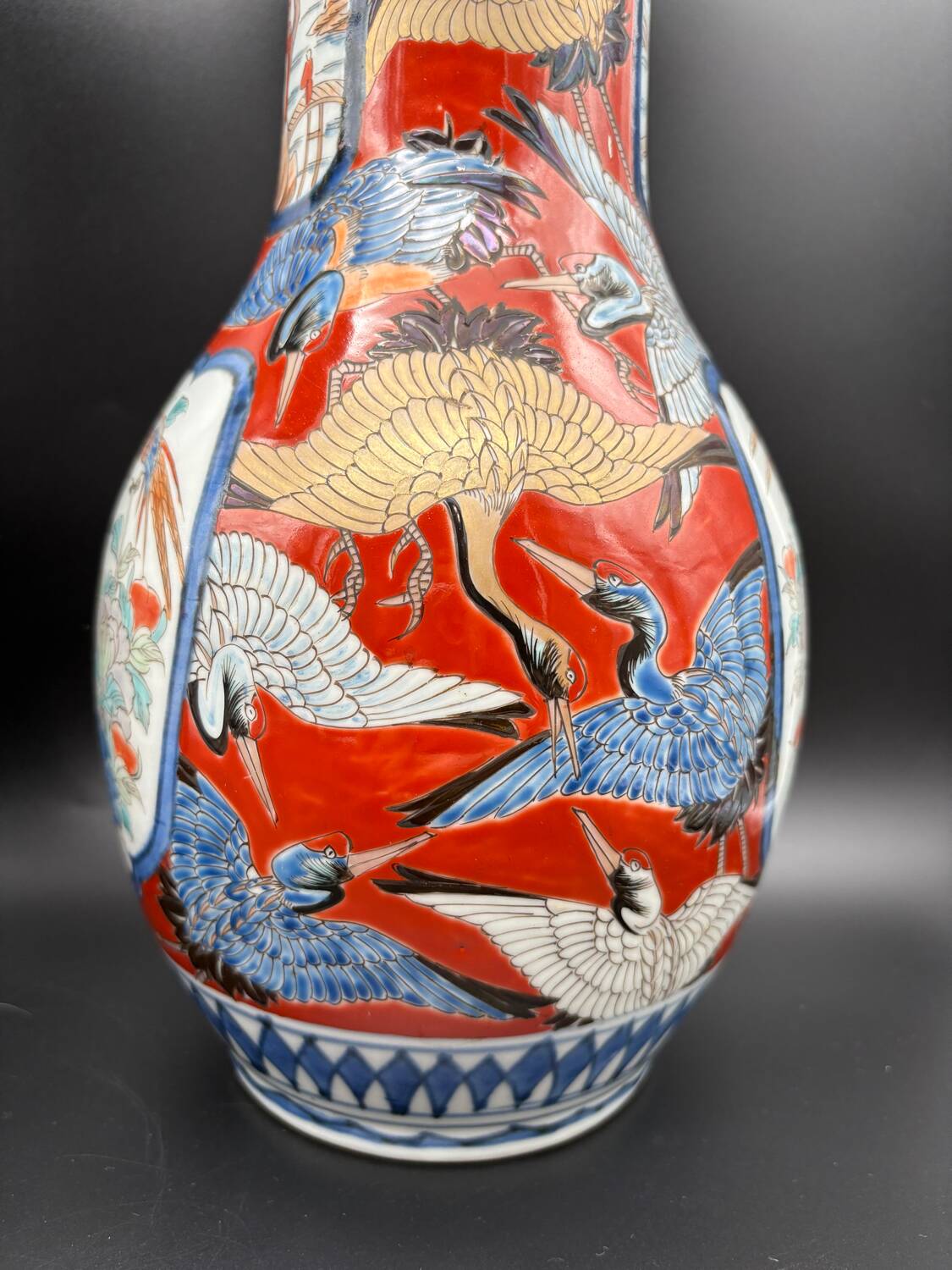 Paire de Vases Cornets Japonais Imari | Décor de Grues & Rouge de Fer