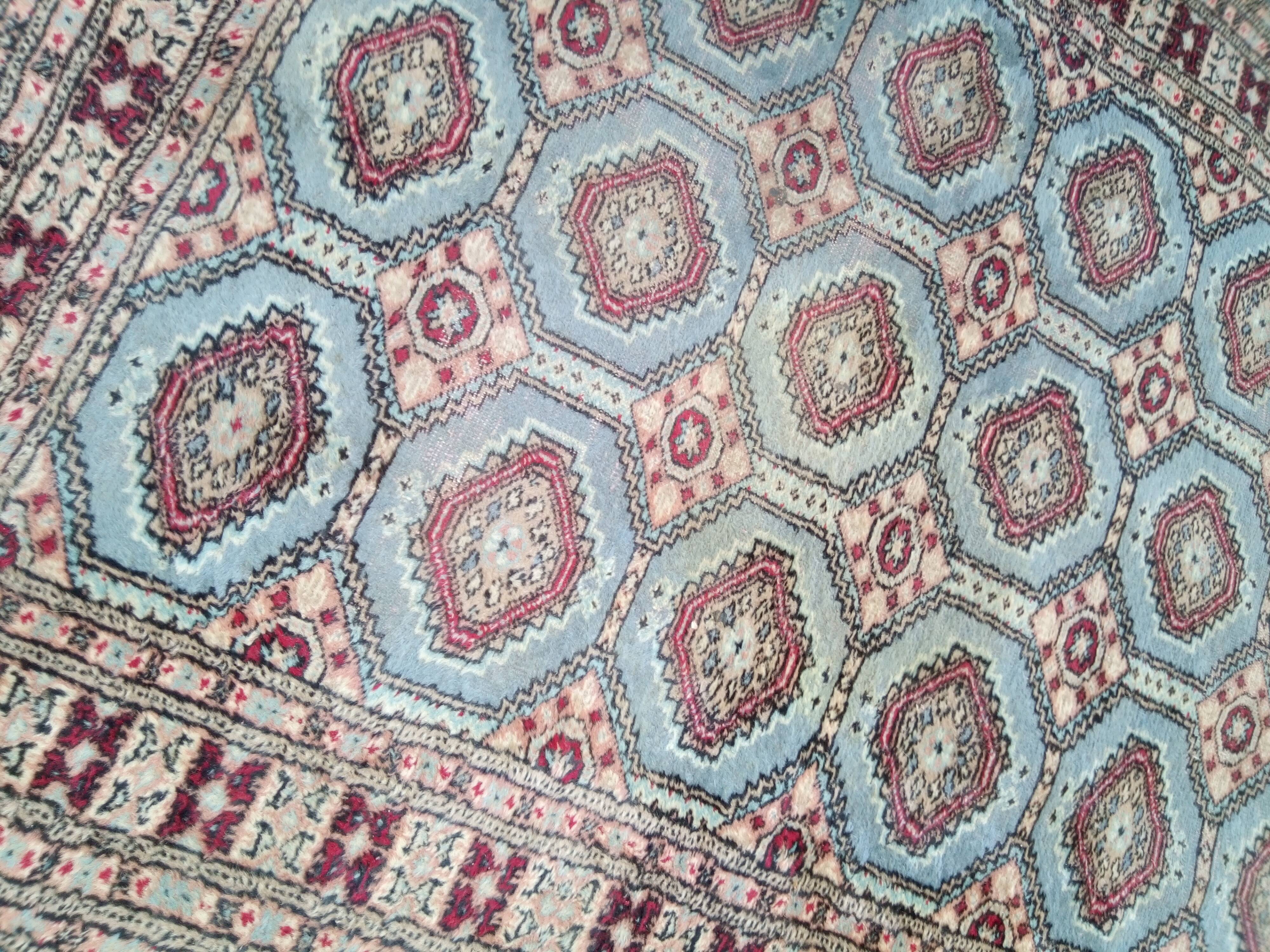 Old handmade wool oriental rug. 190 x 126cm
