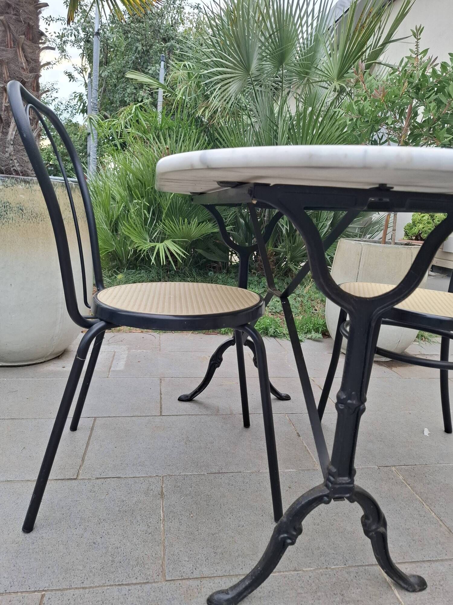 Marble oval veined bistro table + 2 aluminium chairs
