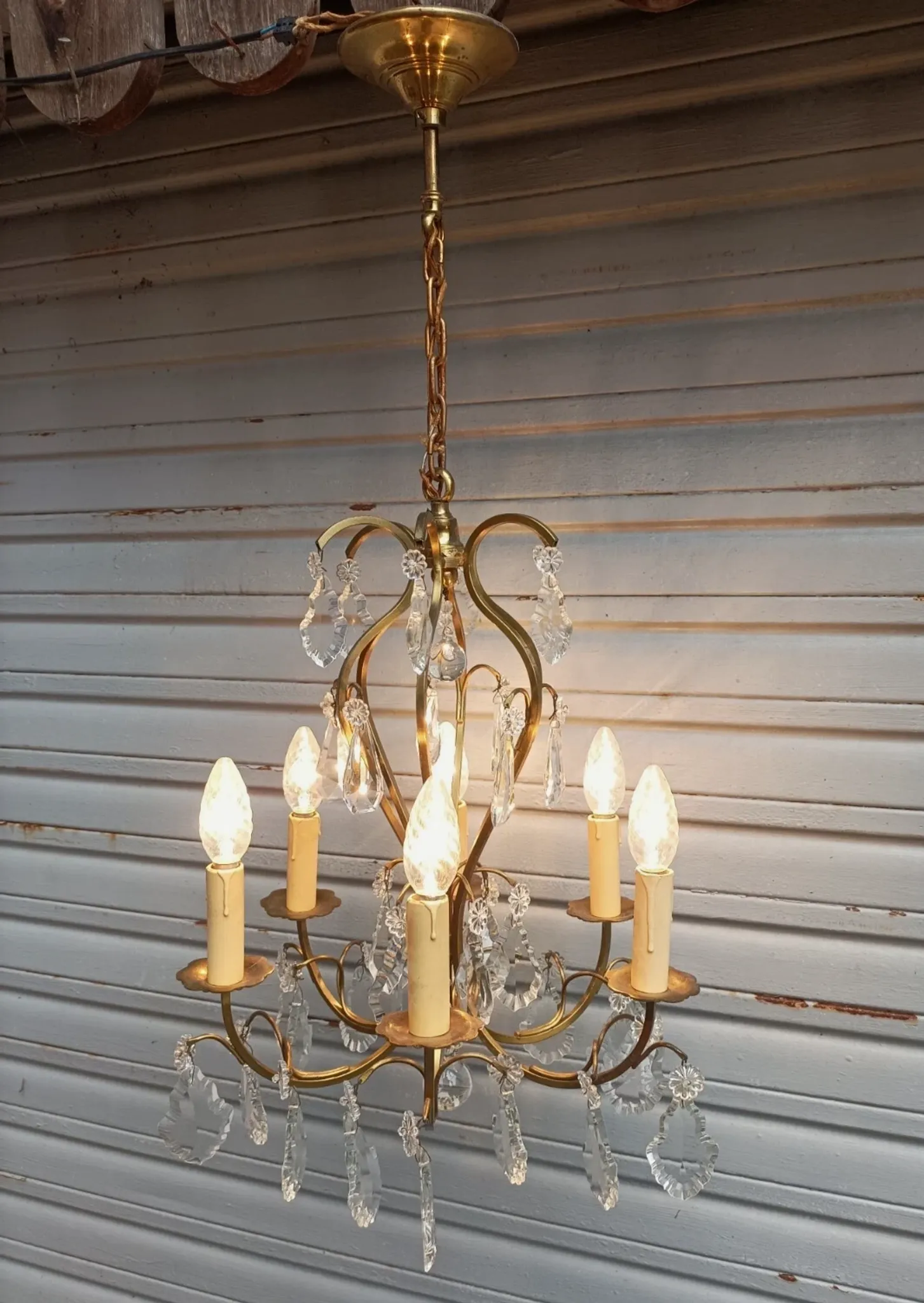 Remarkable cage chandelier with 6 lights and complete crystal pendants in working condition.