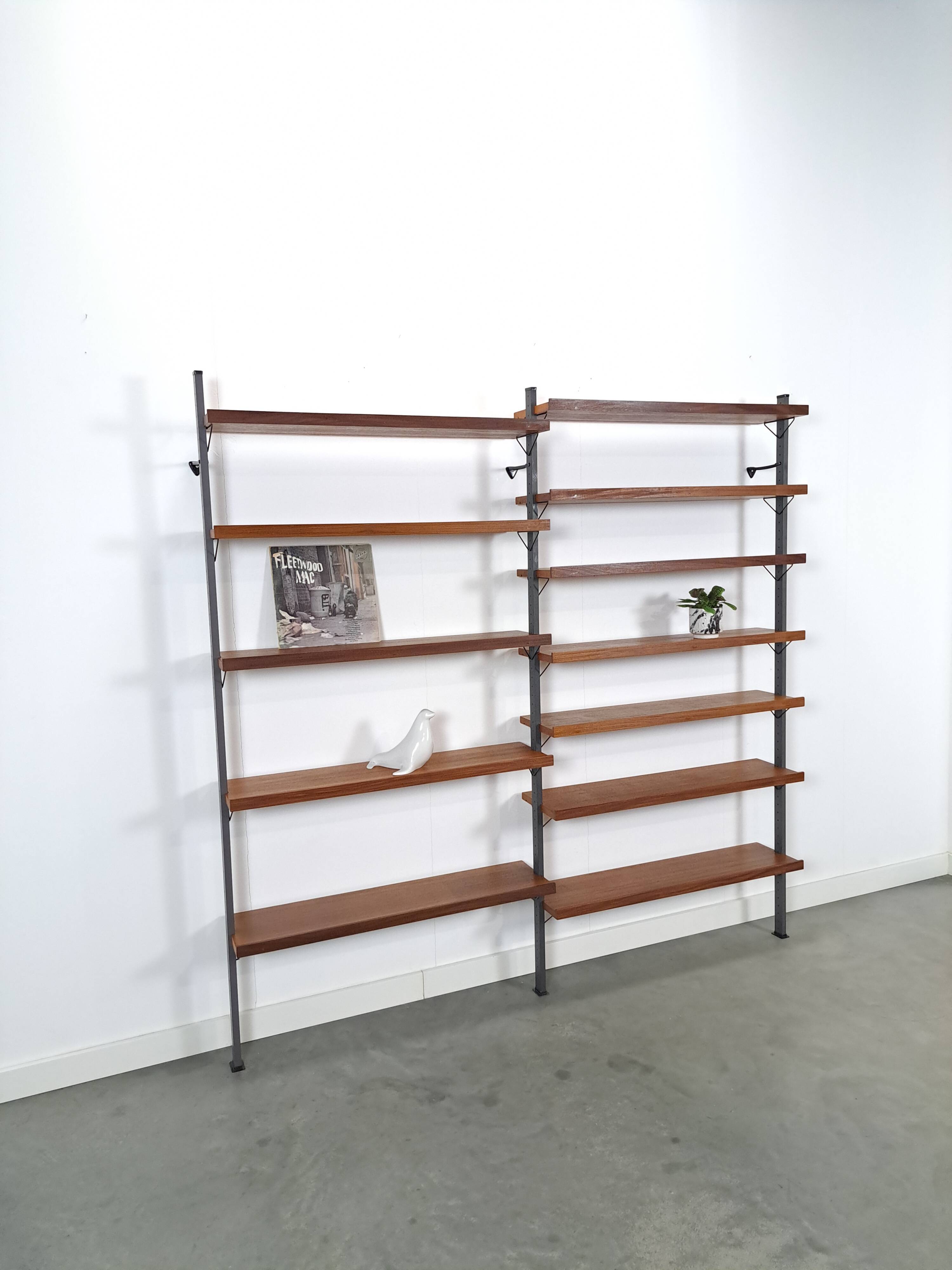 Mid Century Olof Pira Zweden teak modulair LP wandsysteem