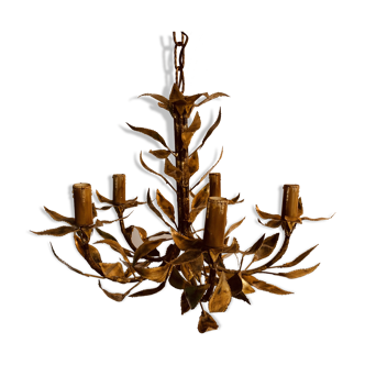 Vintage chandelier foliage decoration