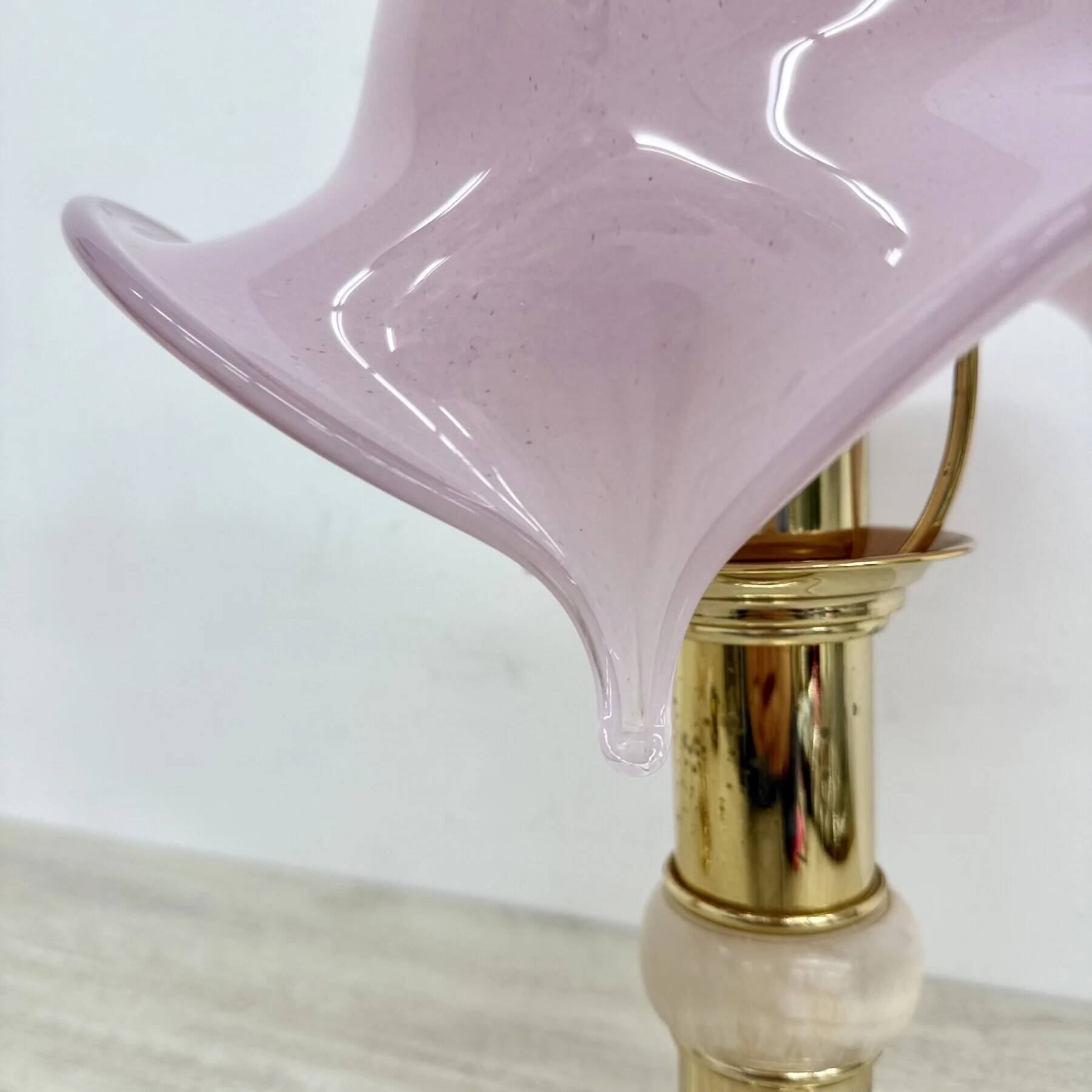 Ensemble de 2 lampes de table en verre de Murano rose avec des détails en albâtre, années 1970.