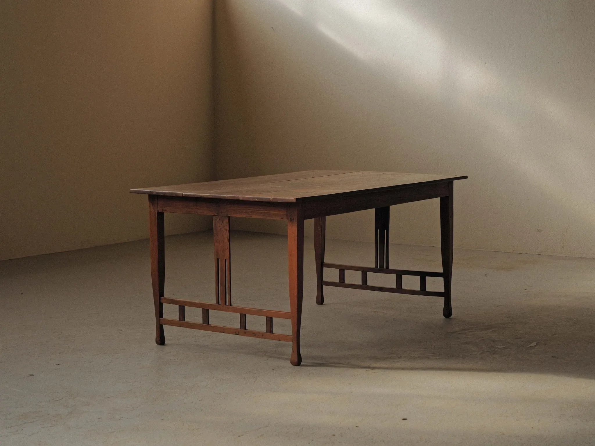 Arts & Crafts table in solid oak, around 1900