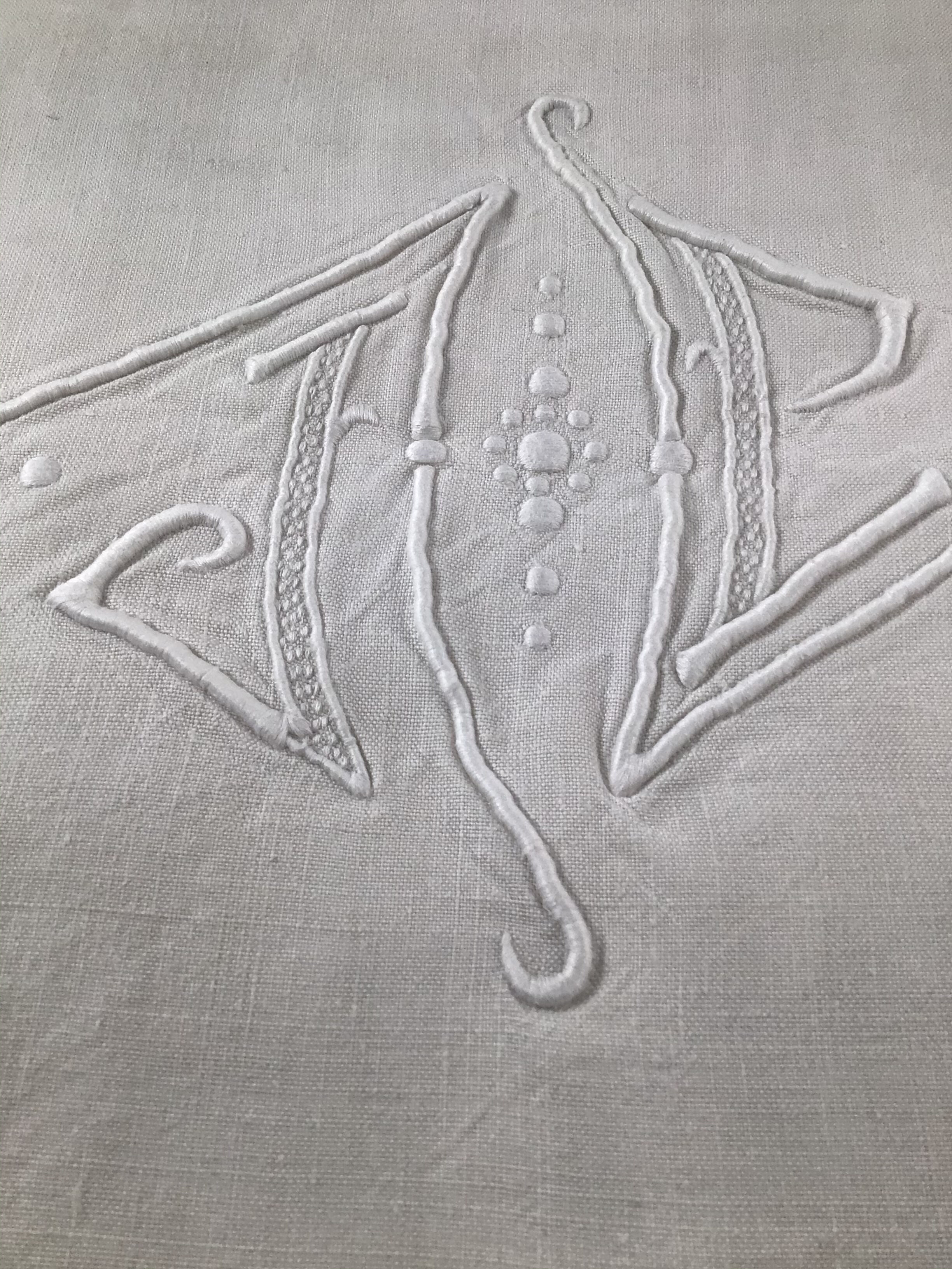 JP embroidered sheet highlighted wide bumblebee dot triangles