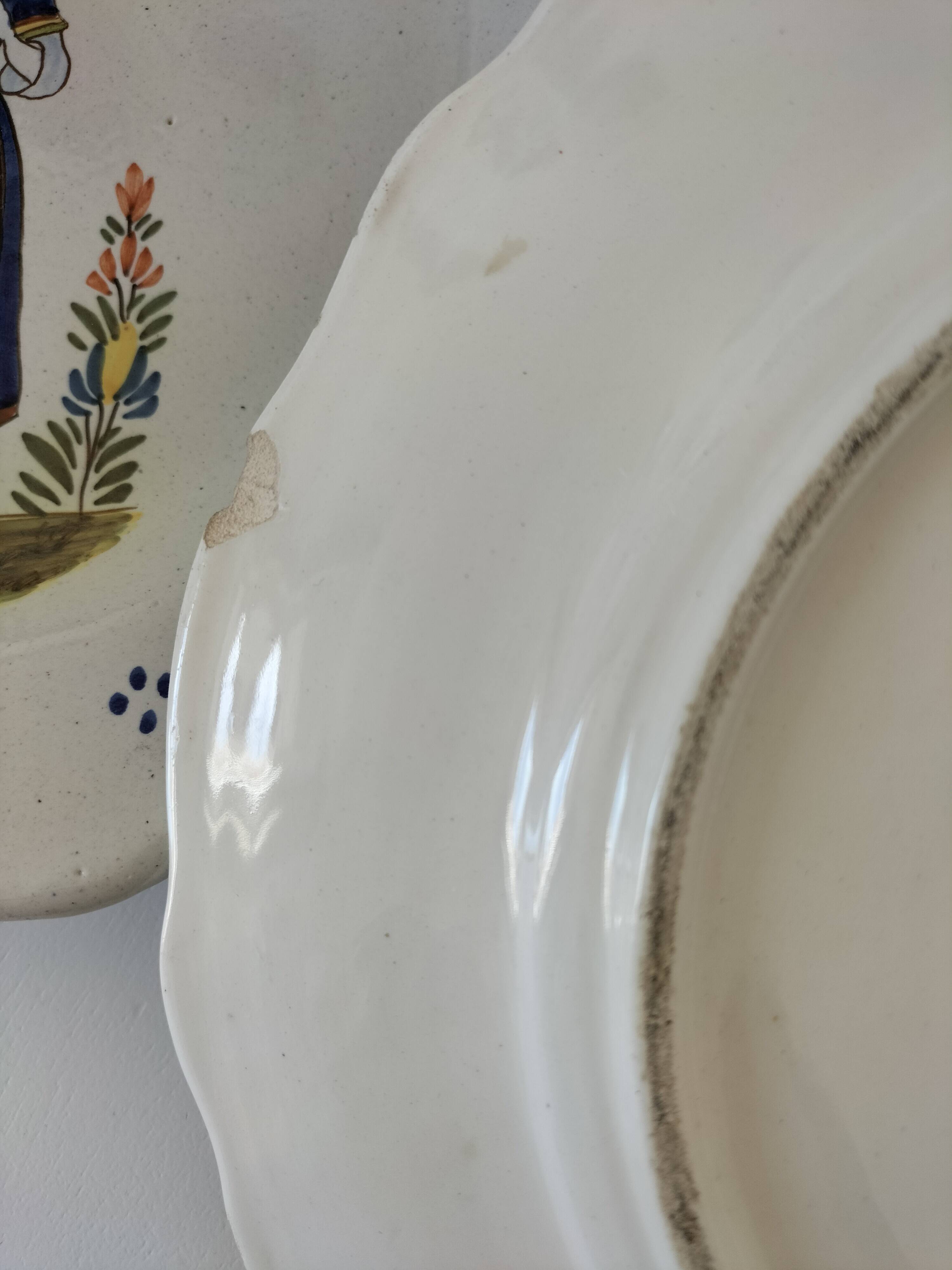 4 hand-painted earthenware plates in a holiday home style