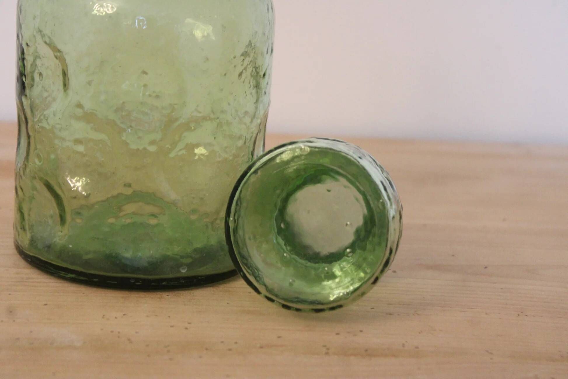Carafe vintage en verre vert texturé avec bouchon assorti – H25 cm