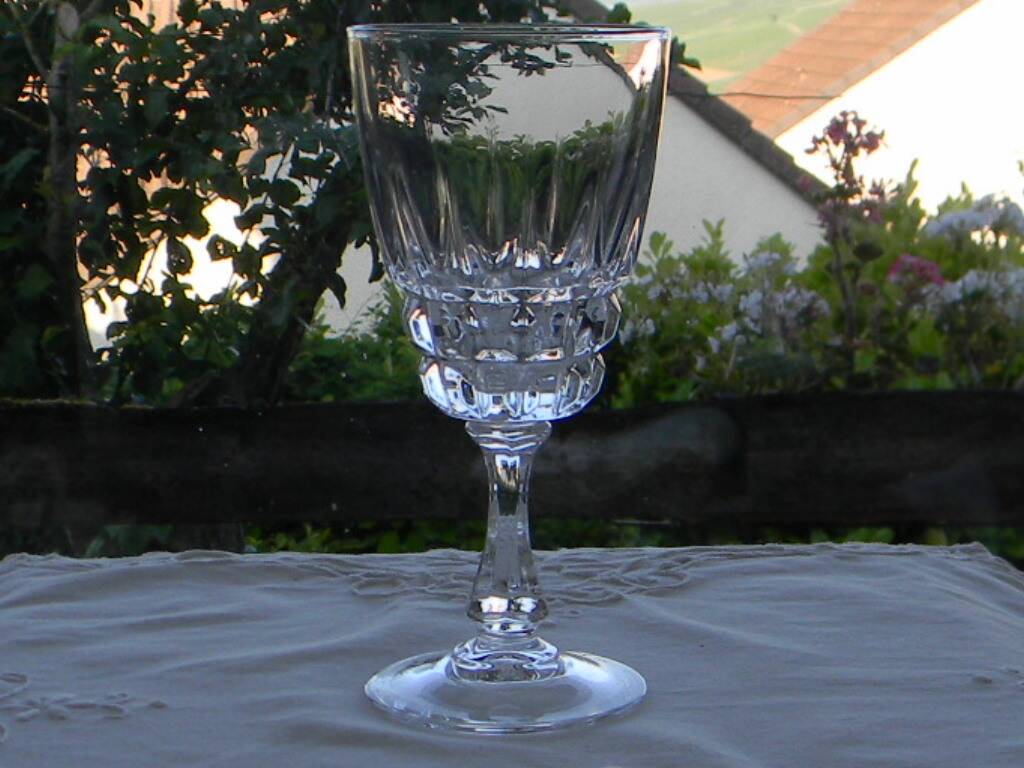 Set of 6 white wine glasses in arques crystal. pompadour model.