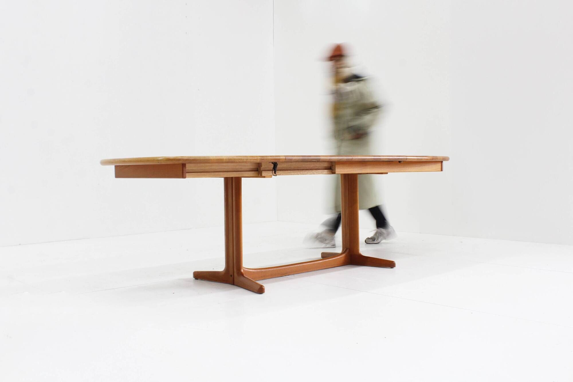 Table à manger ovale extensible vintage danoise en teck massif des années 1960