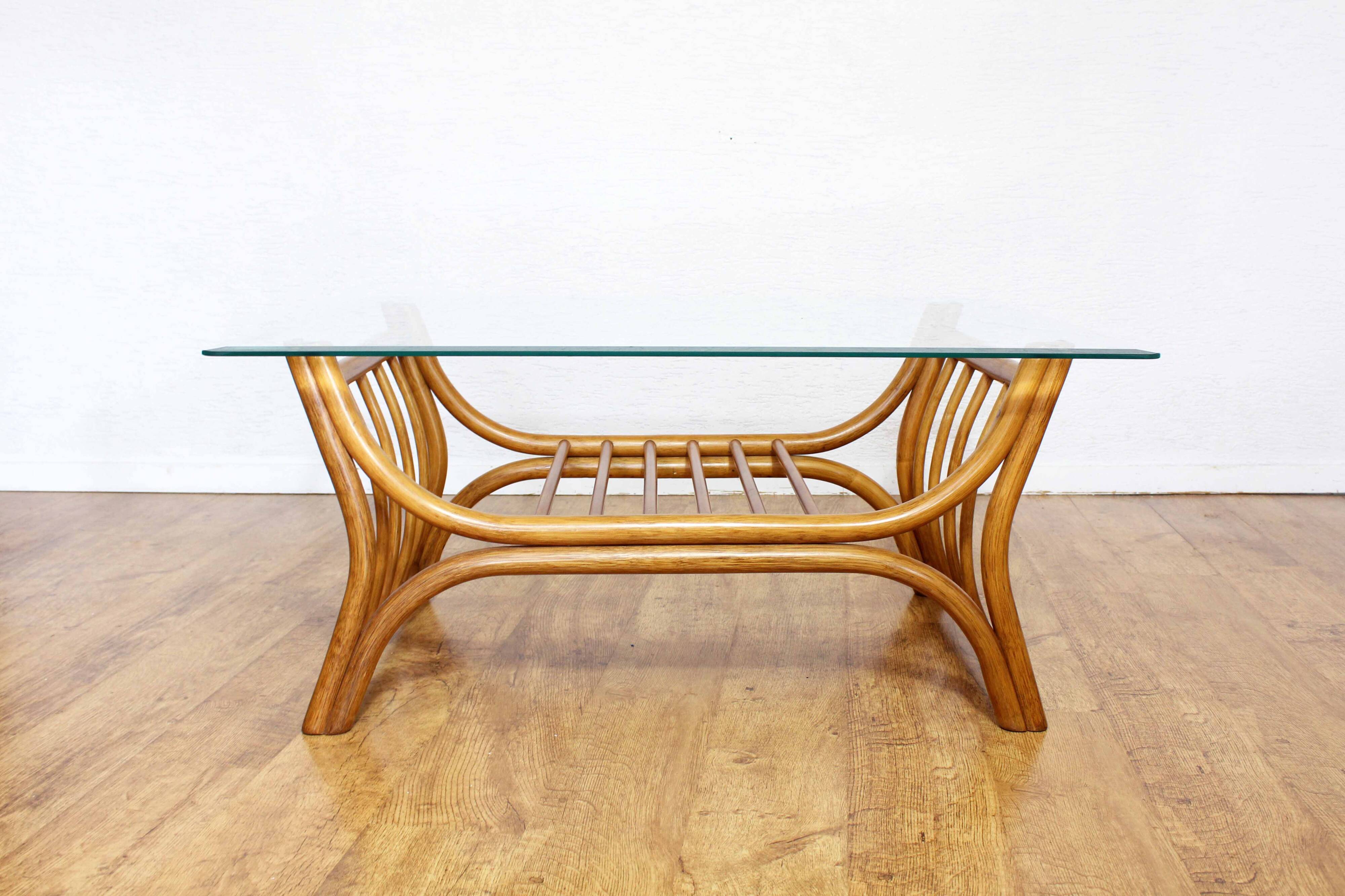 Table basse en rotin et verre
