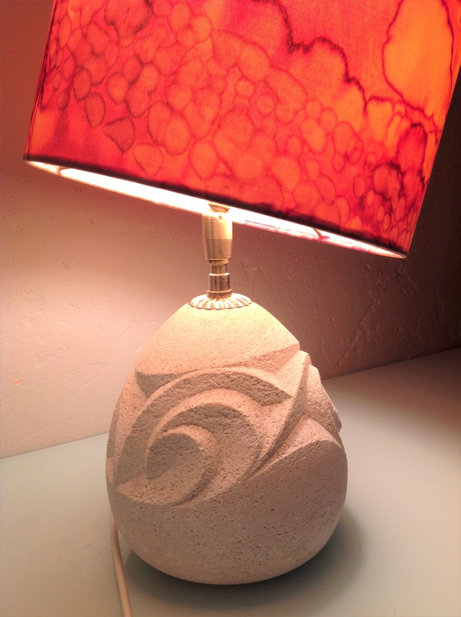 Ovoid lamp in carved stone and printed lampshade / vintage 60-70s