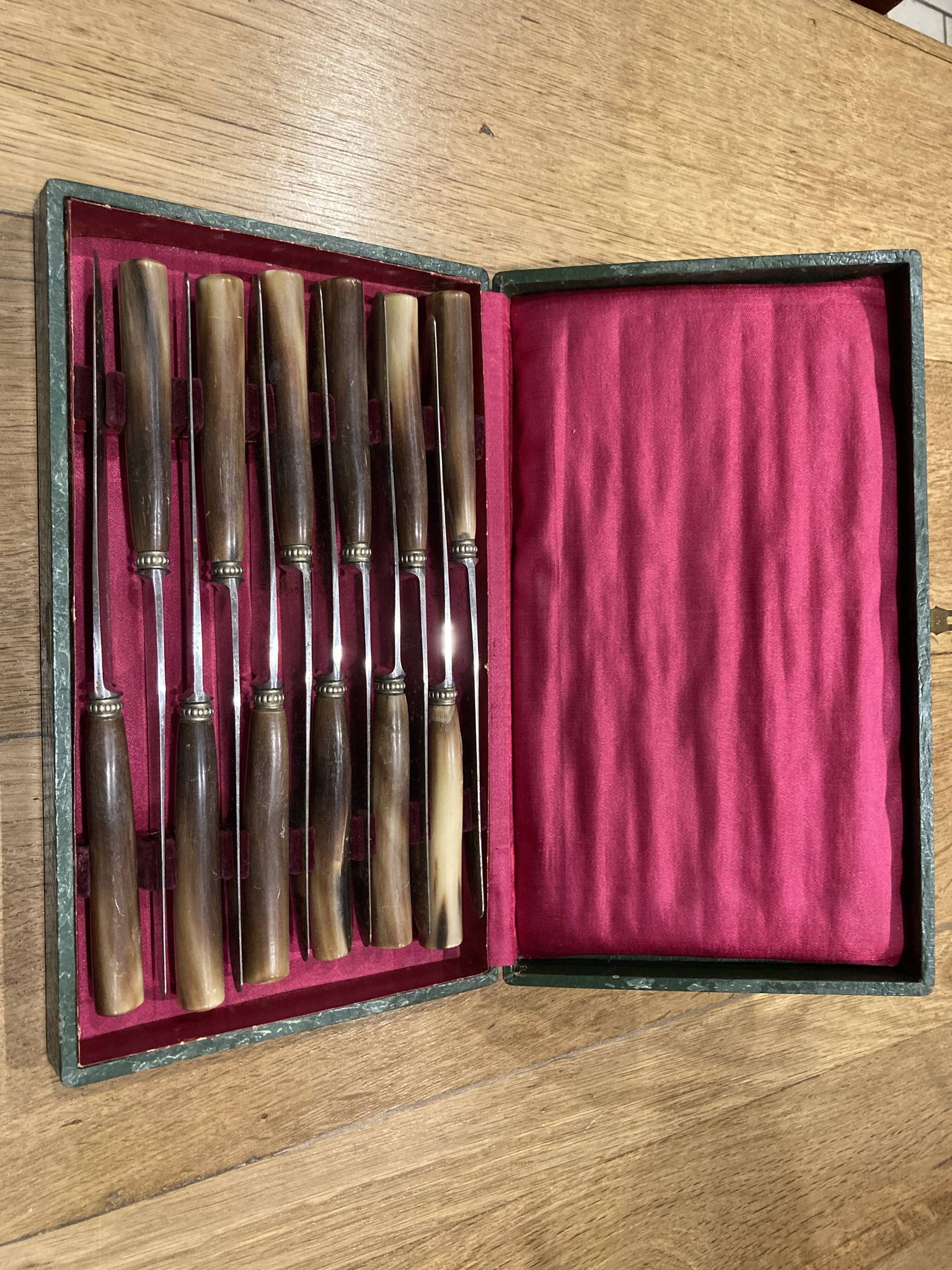 Box of 12 horn-handled knives