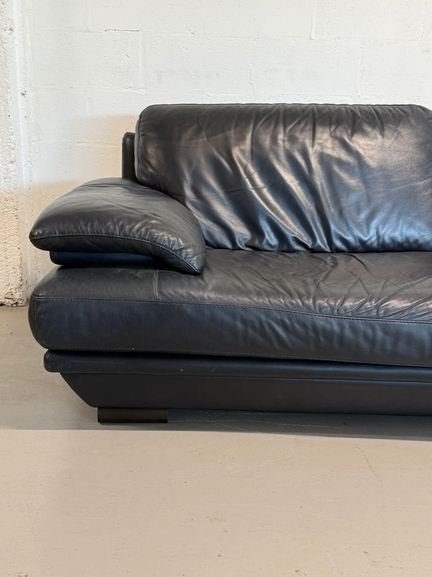 3-seater navy blue leather sofa by Natuzzi