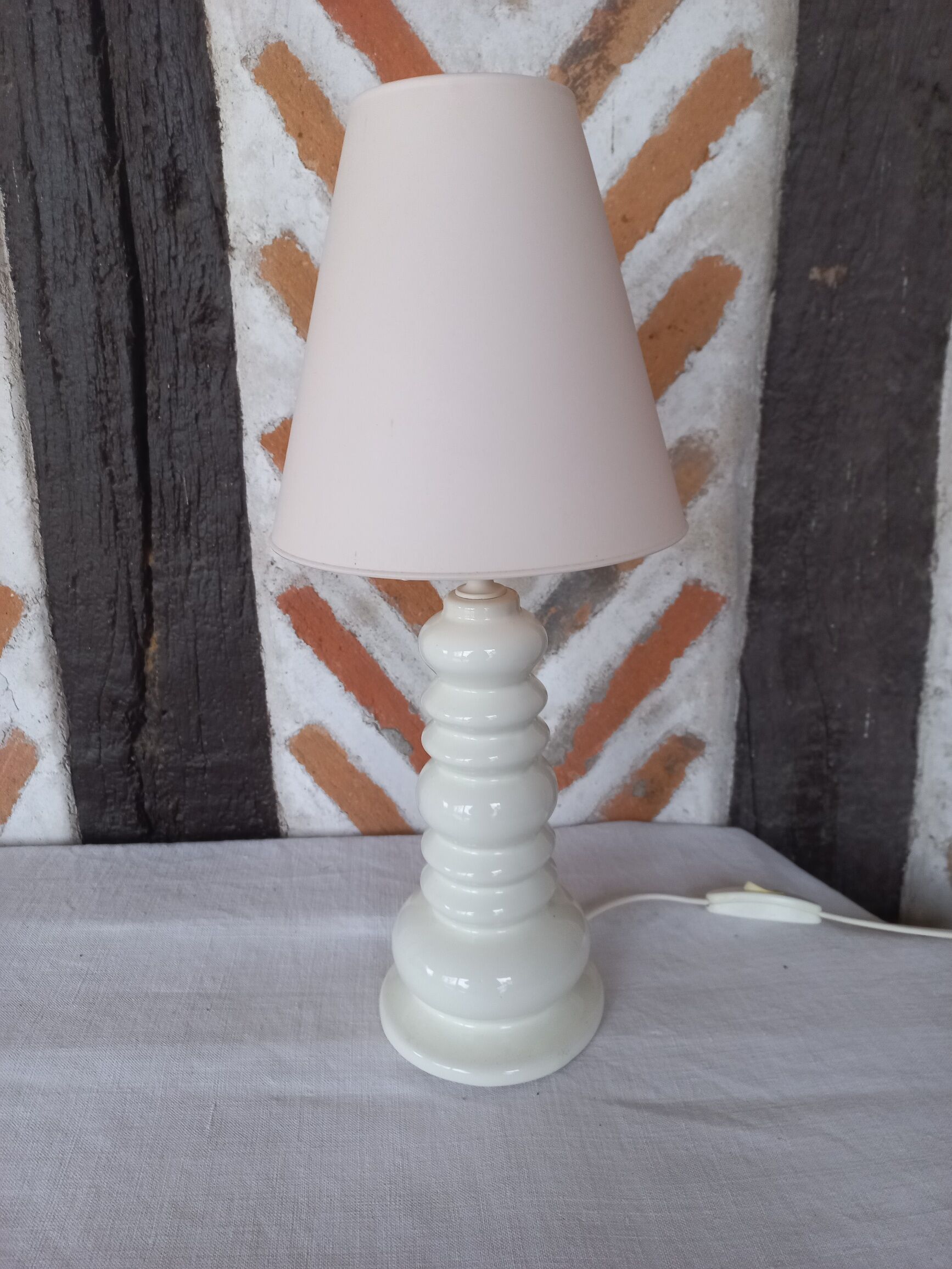 Off-white ceramic lamp