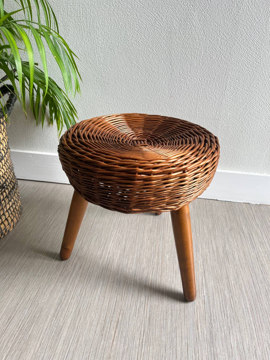 Tabouret tripode bois osier tressé