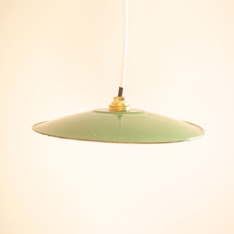 Suspension in green enamelled sheet metal