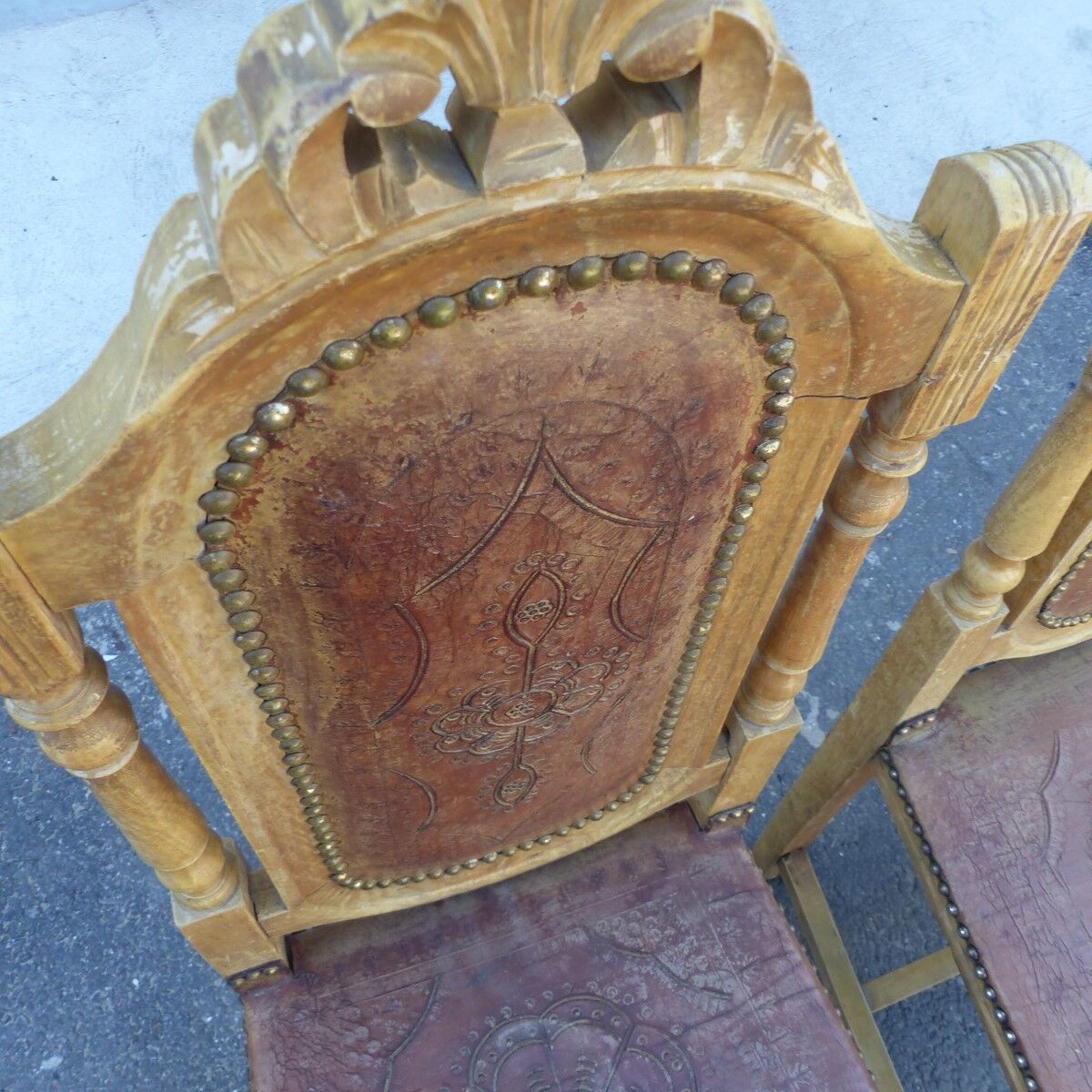 Lot of 2 old chairs in carved wood and leather
