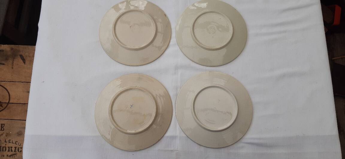 Lot de 4 assiettes en barbotine début XXème